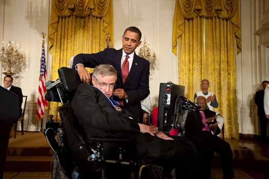 Başkan Obama, 2009’da Hawking’e Başkanlık Hürriyet Madalyası’nı veriyor. 