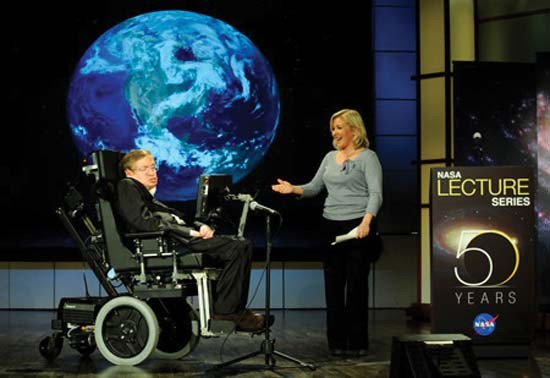 Hawking 2008’de NASA’nın 50. yıldönümü kutlamasında “Neden Uzaya Gitmeliyiz?” başlıklı konuşmasını yapıyor. 