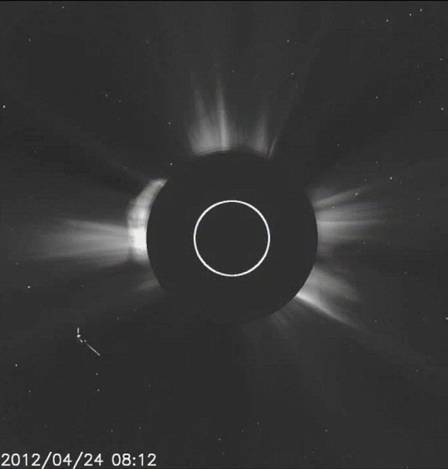 NASA'nın yeni görüntülerinden birinde güneşin yakınında acayip şekilli obje UFOlara inananların dikkatini çekti.