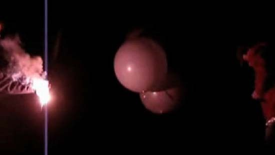 Morris County, New Jersey sakinleri 5 Ocak'ta gökyüzünde parlak ışıklar görünce UFO olduklarını zannetmişlerdi. Ama bu Joe Rudy ve Chris Russo'nun helyum balonları ve işaret fişekleriyle kurduğu bir düzmeceydi.