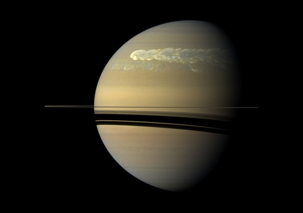 Satürn'ü tam anlamıyla sarmalayan ve 300,000 km uzunluğa varan bu fırtına Dünya'yı defalarca yutabilecek büyüklüktedir.