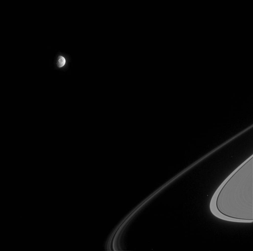 Ölü Yıldız uydusu.  Herschel olarak bilinen 130 km genişliğindeki krater çukuru olan Satürn'un uydusu Mimas'ın büyük gözü, yorgun uydudan uzaklara bakıyor.